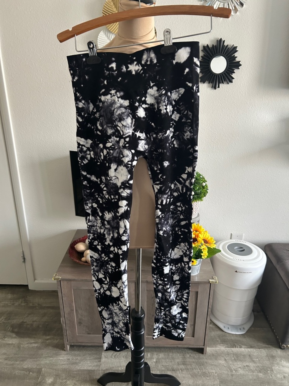 Xhilaration Black and White Tie-Dye Leggings S/M